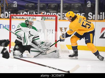 Le 1er avril 2021, le gardien des Dallas Stars Anton Khudobin (35 ans) bloque le tir de l'aile gauche des Nashville Predators Erik Haula (11 ans) lors de la première période entre les Dallas Stars et les Nashville Predators au Bridgestone Arena à Nashville Tennessee. (Crédit photo obligatoire : Steve Roberts/CSM)(crédit image : &copy ; Steve Roberts/Cal Sport Media/CSM via ZUMA Wire) Banque D'Images
