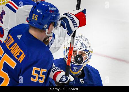 01 avril 2021 : le gardien des Sabres de Buffalo, Dustin Tokarski (31), regarde la rondelle en gros plan pendant la troisième période de jeu. Les Rangers de New York ont battu les Sabres de Buffalo 3-2 en Ontario dans un match dans la LNH au KeyBank Center de Buffalo, NYC. Photo par Alan Schwartz/CSM(image de crédit : &copy ; Alan Schwartz/CSM via ZUMA Wire) Banque D'Images