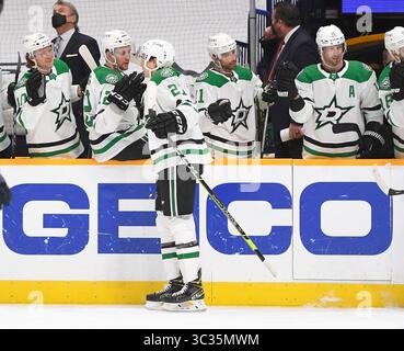 Le 1er avril 2021, Jason Robertson (21 ans) célèbre son but avec ses coéquipiers contre les Predators de Nashville lors de la deuxième période entre les Stars de Dallas et les Predators de Nashville au Bridgestone Arena à Nashville Tennessee. (Crédit photo obligatoire : Steve Roberts/CSM)(crédit image : &copy ; Steve Roberts/Cal Sport Media/CSM via ZUMA Wire) Banque D'Images