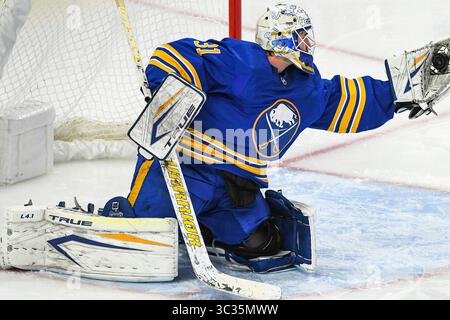 01 avril 2021 : le gardien des Sabres de Buffalo, Dustin Tokarski (31) (31), sauve le gant pendant la troisième période de jeu. Les Rangers de New York ont battu les Sabres de Buffalo 3-2 en Ontario dans un match dans la LNH au KeyBank Center de Buffalo, NYC. Photo par Alan Schwartz/CSM(image de crédit : &copy ; Alan Schwartz/CSM via ZUMA Wire) Banque D'Images
