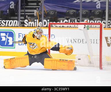 Le 1er avril 2021, Juuse Saros (74 ans), gardien des Nashville Predators, atteint mais canÕt arrête pas le court de l'aile gauche des Dallas Stars Jason Robertson (21 ans) lors de la deuxième période entre les Dallas Stars et les Nashville Predators à Bridgestone Arena à Nashville Tennessee. (Crédit photo obligatoire : Steve Roberts/CSM)(crédit image : &copy ; Steve Roberts/Cal Sport Media/CSM via ZUMA Wire) Banque D'Images