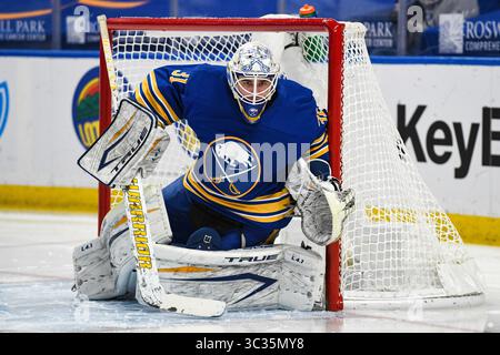 01 avril 2021 : le gardien des Sabres de Buffalo Dustin Tokarski (31 ans) regarde la rondelle pendant la première période de jeu. Les Rangers de New York ont battu les Sabres de Buffalo 3-2 en Ontario dans un match dans la LNH au KeyBank Center de Buffalo, NYC. Photo par Alan Schwartz/CSM(image de crédit : &copy ; Alan Schwartz/CSM via ZUMA Wire) Banque D'Images