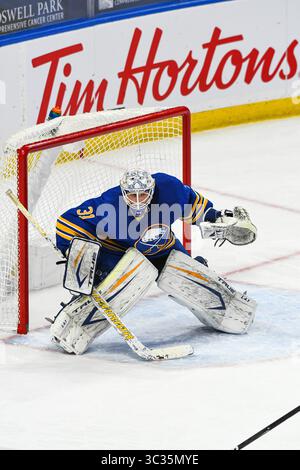 01 avril 2021 : le gardien des Sabres de Buffalo Dustin Tokarski (31 ans) regarde la rondelle pendant la troisième période de jeu. Les Rangers de New York ont battu les Sabres de Buffalo 3-2 en Ontario dans un match dans la LNH au KeyBank Center de Buffalo, NYC. Photo par Alan Schwartz/CSM(image de crédit : &copy ; Alan Schwartz/CSM via ZUMA Wire) Banque D'Images