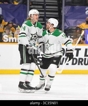 Le 1er avril 2021, les Dallas Stars Roope Hintz (24 ans) et le centre Jason Dickinson (18 ans) célèbrent le but de l'aile gauche Jason Robertson (21 ans) contre les Predators de Nashville lors de la deuxième période entre les Dallas Stars et les Predators de Nashville au Bridgestone Arena à Nashville Tennessee. (Crédit photo obligatoire : Steve Roberts/CSM)(crédit image : &copy ; Steve Roberts/Cal Sport Media/CSM via ZUMA Wire) Banque D'Images