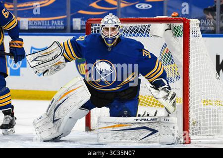 01 avril 2021 : le gardien des Sabres de Buffalo, Dustin Tokarski (31), regarde le palet pendant la première période de jeu. Les Rangers de New York ont battu les Sabres de Buffalo 3-2 en Ontario dans un match dans la LNH au KeyBank Center de Buffalo, NYC. Photo par Alan Schwartz/CSM(image de crédit : &copy ; Alan Schwartz/CSM via ZUMA Wire) Banque D'Images