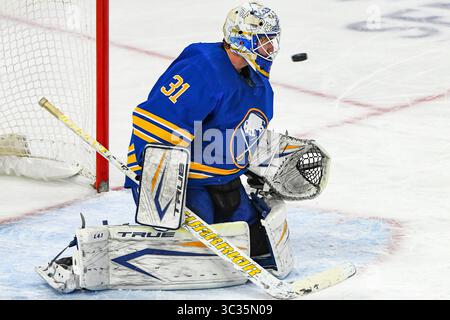 01 avril 2021 : le gardien des Sabres de Buffalo Dustin Tokarski (31 ans) bloque la rondelle avec son casque pendant la troisième période de jeu. Les Rangers de New York ont battu les Sabres de Buffalo 3-2 en Ontario dans un match dans la LNH au KeyBank Center de Buffalo, NYC. Photo par Alan Schwartz/CSM(image de crédit : &copy ; Alan Schwartz/CSM via ZUMA Wire) Banque D'Images