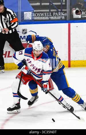 01 avril 2021 : le centre des Rangers de New York Kevin Rooney (17 ans) déplace le palet pendant la troisième période de jeu. Les Rangers de New York ont battu les Sabres de Buffalo 3-2 en Ontario dans un match dans la LNH au KeyBank Center de Buffalo, NYC. Photo par Alan Schwartz/CSM(image de crédit : &copy ; Alan Schwartz/CSM via ZUMA Wire) Banque D'Images