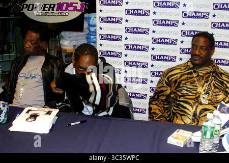 JANVIER 1, 2011 - K27520RM SD11/25/02.SNOOP DOGG SIGNATURE D'AUTOGRAPHES À CHAMPS SPORTS DANS 42ND STREET TIMES SQUARE, NYC. RICK MACKLER.(image crédit : © Globe photos/ZUMAPRESS.com) Banque D'Images