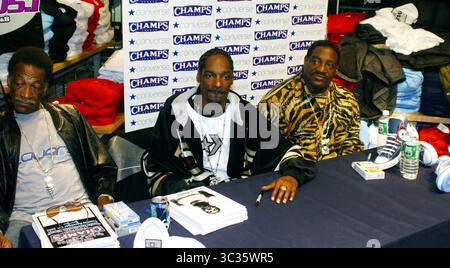 JANVIER 1, 2011 - K27520RM SD11/25/02.SNOOP DOGG SIGNATURE D'AUTOGRAPHES À CHAMPS SPORTS DANS 42ND STREET TIMES SQUARE, NYC. RICK MACKLER.(image crédit : © Globe photos/ZUMAPRESS.com) Banque D'Images
