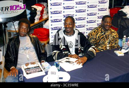 JANVIER 1, 2011 - K27520RM SD11/25/02.SNOOP DOGG SIGNATURE D'AUTOGRAPHES À CHAMPS SPORTS DANS 42ND STREET TIMES SQUARE, NYC. RICK MACKLER.(image crédit : © Globe photos/ZUMAPRESS.com) Banque D'Images