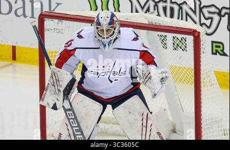 2 avril 2021 : Vitek Vanecek (41 ans), gardien des Capitals de Washington, regarde pendant un match de la LNH entre les Capitals de Washington et les Devils du New Jersey au Prudential Center de Newark, NJ Mike Langish/Cal Sport Media.(image de crédit : &copy ; Mike Langish/CSM via ZUMA Wire) Banque D'Images