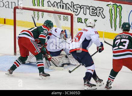 2 avril 2021 : Vitek Vanecek (41 ans), gardien des Capitals de Washington, effectue une sauvegarde lors d'un match de la LNH entre les Capitals de Washington et les Devils du New Jersey au Prudential Center de Newark, NJ Mike Langish/Cal Sport Media.(image de crédit : &copy ; Mike Langish/CSM via ZUMA Wire) Banque D'Images