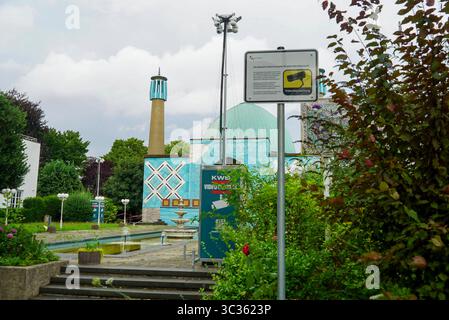 Aussenansicht der Blauen Moschee der Imam Ali Moschee in Hamburg Uhlenhorst an der Außenalster,1. Jahrestages der Schließung durch die Behoerden 24.Juli 2025 Hamburg Die Polizei riegelte beide Seiten der Zufahrtstrasse zur Moschee ab.Das Grundstueck und das Gebaeude ist inzwischen auch vollstaendig kameraüberwacht Hamburg Deutschland *** vue extérieure de la Mosquée bleue de la Mosquée Imam Ali à Hamburg Uhlenhorst sur l'Alster extérieur, 1 an de fermeture par les deux côtés de la route de la police le 24 juillet 2025 Banque D'Images