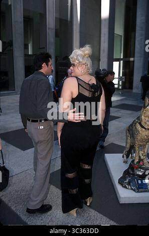 1er janvier 2011 - K26201RM SD0912.ANNA NICOLE SMITH ARRIVÉE POUR UNE CHAÎNE DE NOUVELLES SUR LA 48E RUE, NEW YORK. RICK MACKLER/ 2002.ANNA NICOLE SMITH et SON AVOCAT HOWARD K. STERN(image crédit : © Globe photos/ZUMAPRESS.com) Banque D'Images