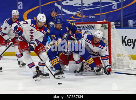 3 avril 2021 : Kyle Okposo (21 ans), aile droite des Sabres de Buffalo, se bat contre le centre des Rangers de New York Kevin Rooney (17 ans) pour un rebond devant le filet des Rangers au cours de la deuxième période de jeu du match de hockey de la LNH entre les Rangers de New York et les Sabres de Buffalo au KeyBank Center de Buffalo, New York (Nicholas T. LoVerde/Cal Sport Media)(Credit image : &copy ; Nicholas T. Loverde/CSM via ZUMA Wire) Banque D'Images