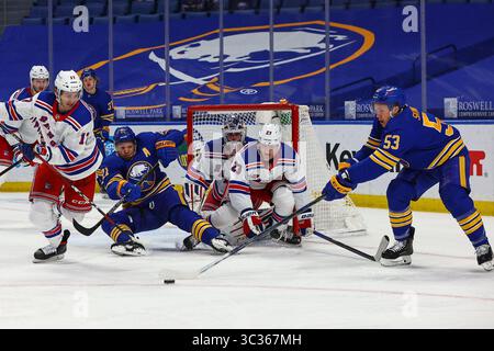 3 avril 2021 : le gardien de but Igor Shesterkin (31 ans) des New York Rangers défend son filet avec l'aide du centre Kevin Rooney (17 ans) et du défenseur Adam Fox (23 ans) tandis que l'aile droite des Sabres de Buffalo Kyle Okposo (21 ans) passe la rondelle à l'aile gauche Jeff Skinner (53 ans) pour une chance de marquer pendant la deuxième période de jeu de hockey dans la LNH entre les Rangers de New York et les Sabres de Buffalo au KeyBank Center de Buffalo (Nicholas T. Loge Sport/Cal image) &copy ; Nicholas T. Loverde/CSM via ZUMA Wire) Banque D'Images