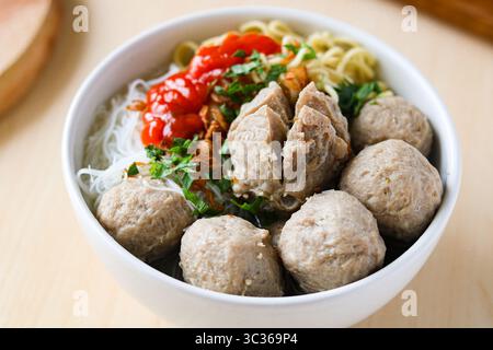 Bakso (également connu sous le nom de Baso), une soupe populaire aux boulettes de viande. Le bouillon est rempli de boulettes de viande de bœuf, de nouilles jaunes, de vermicelles et de piment. Banque D'Images