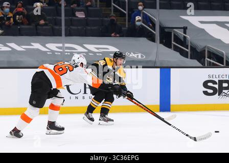 5 avril 2021 ; Boston, ma, États-Unis; les Flyers de Philadelphie ont quitté l'aile gauche Joel Farabee (86) et le défenseur des Bruins de Boston Matt Grzelcyk (48) lors du match de la LNH entre les Flyers de Philadelphie et les Bruins de Boston au TD Garden. Anthony Nesmith/CSM(image de crédit : &copy ; Anthony Nesmith/CSM via ZUMA Wire) Banque D'Images