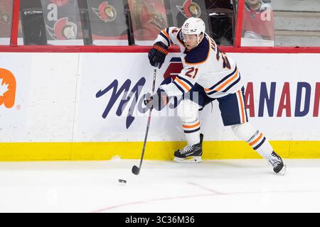 07 avril 2021 : Dominik Kahun (21 ans) des Oilers d’Edmonton passe la rondelle lors du match de la LNH entre les Oilers d’Edmonton et les sénateurs d’Ottawa au Centre Canadian Tire à Ottawa, Canada. Daniel Lea/CSM.(image de crédit : &copy ; Daniel Lea/CSM via ZUMA Wire) Banque D'Images