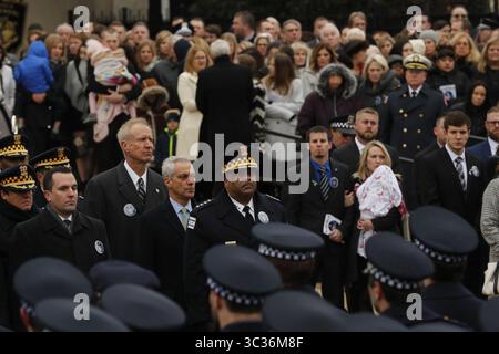 7 avril 2021, États-Unis : le gouverneur de l'Illinois Bruce Rauner, le maire de Chicago Rahm Emanuel et le surintendant de police de Chicago Eddie Johnson se tiennent ensemble comme le cercueil de l'officier de police de Chicago déchu Conrad Gary est réalisé de Rita de Cascia Shrine Chapel après les funérailles de Gary à Chicago le 21 décembre 2018. (Crédit image : © TNS via ZUMA Wire) Banque D'Images