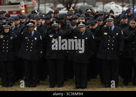 7 avril 2021, États-Unis : les officiers de police de Chicago saluent le cercueil de l'officier déchu Conrad Gary est effectué de la Rita de Cascia Shrine Chapel après son service funéraire le 21 décembre 2018. (Crédit image : © TNS via ZUMA Wire) Banque D'Images