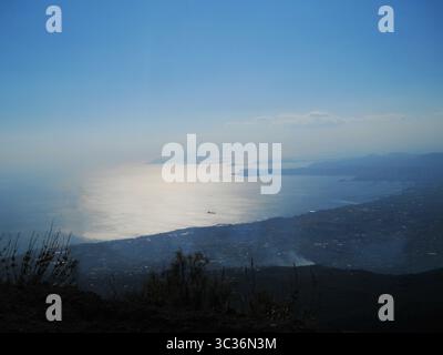 Superbe vue panoramique depuis le sommet du Vésuve surplombant la ville de Naples, en Italie. Ce film cinématographique capture le dramatique Banque D'Images