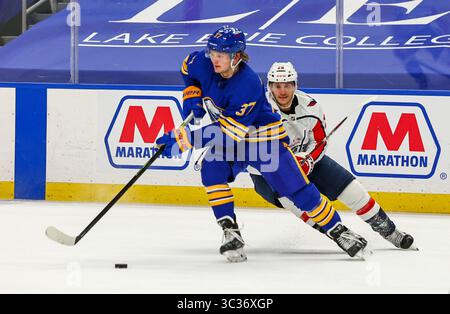 9 avril 2021 : le centre des Sabres de Buffalo Casey Mittelstadt (37) passe la rondelle devant l'aile gauche des Capitals de Washington Daniel Carr (28) pendant la troisième période du match de hockey de la LNH entre les Capitals de Washington et les Sabres de Buffalo au KeyBank Center à Buffalo, New York (Nicholas T. LoVerde/Cal Sport Media)(crédit image : &copy ; Nicholas T. Loverde/CSM via ZUMA Wire) Banque D'Images