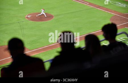 09 avril 2021 : David Hale, lanceur des Philadelphia Phillies, livre un pitch lors de la septième manche d'un match de la MLB contre les Braves d'Atlanta au Truist Park à Atlanta, Géorgie. Austin McAfee/CSM(image de crédit : &copy ; Austin McAfee/CSM via ZUMA Wire) Banque D'Images