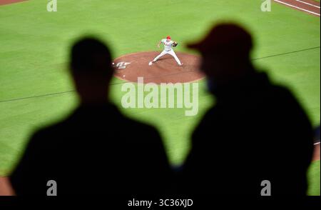 09 avril 2021 : David Hale, lanceur des Philadelphia Phillies, livre un pitch lors de la septième manche d'un match de la MLB contre les Braves d'Atlanta au Truist Park à Atlanta, Géorgie. Austin McAfee/CSM(image de crédit : &copy ; Austin McAfee/CSM via ZUMA Wire) Banque D'Images