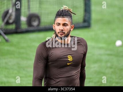 11 avril 2021 : Fernando Tatis Jr, arrêt court des Padres de San Diego, prend un entraînement de frappe avant un match de la MLB entre les Padres de San Diego et les Rangers du Texas au Globe Life Field à Arlington, Texas Albert Pena/CSM(Credit image : &copy ; Albert Pena/CSM via ZUMA Wire) Banque D'Images