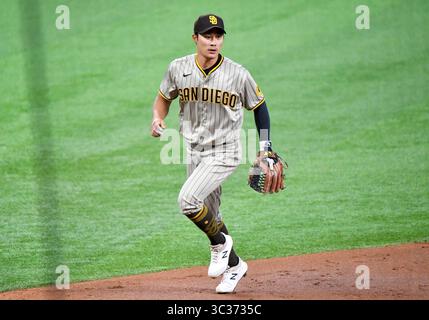 11 avril 2021 : troisième joueur de base des Padres de San Diego Ha-Seong Kim #7 lors d'un match MLB entre les Padres de San Diego et les Rangers du Texas au Globe Life Field à Arlington, TX Albert Pena/CSM(Credit image : &copy ; Albert Pena/CSM via ZUMA Wire) Banque D'Images