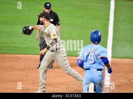 11 avril 2021 : Eric Hosmer #30, premier joueur de base des Padres de San Diego, attrape un lancer pour la finale lors d'un match MLB entre les Padres de la Ligue nationale de San Diego et les Rangers du Texas au Globe Life Field à Arlington, TX San Diego a battu Texas 2-0 Albert Pena/CSM(crédit image : &copy ; Albert Pena/CSM via ZUMA Wire) Banque D'Images