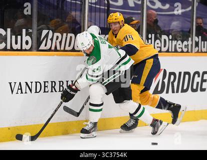 Le 10 avril 2021, l'aile gauche des Nashville Predators Tanner Jeannot (84 ans) se bat pour la rondelle avec Jamie Benn (14 ans), l'aile gauche des Dallas Stars, lors de la première période entre les Dallas Stars et les Nashville Predators au Bridgestone Arena à Nashville Tennessee. (Crédit photo obligatoire : Steve Roberts/CSM)(crédit image : &copy ; Steve Roberts/Cal Sport Media/CSM via ZUMA Wire) Banque D'Images