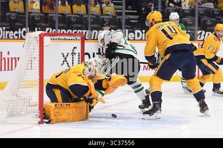Le 10 avril 2021, Juuse Saros (74 ans), gardien des Nashville Predators, bloque le tir de Blake Comeau (15 ans), l'aile gauche des Dallas Stars, lors de la deuxième période entre les Dallas Stars et les Nashville Predators au Bridgestone Arena à Nashville Tennessee. (Crédit photo obligatoire : Steve Roberts/CSM)(crédit image : &copy ; Steve Roberts/Cal Sport Media/CSM via ZUMA Wire) Banque D'Images