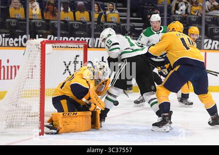 Le 10 avril 2021, Juuse Saros (74 ans), gardien des Nashville Predators, bloque le tir de Blake Comeau (15 ans), l'aile gauche des Dallas Stars, lors de la deuxième période entre les Dallas Stars et les Nashville Predators au Bridgestone Arena à Nashville Tennessee. (Crédit photo obligatoire : Steve Roberts/CSM)(crédit image : &copy ; Steve Roberts/Cal Sport Media/CSM via ZUMA Wire) Banque D'Images