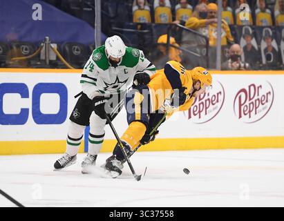 Le 10 avril 2021, le centre des Predators de Nashville, Rem Pitlick (16 ans) et les Stars de Dallas quittent l'aile Jamie Benn (14 ans) pour la rondelle lors de la première période entre les Stars de Dallas et les Predators de Nashville au Bridgestone Arena à Nashville Tennessee. (Crédit photo obligatoire : Steve Roberts/CSM)(crédit image : &copy ; Steve Roberts/Cal Sport Media/CSM via ZUMA Wire) Banque D'Images
