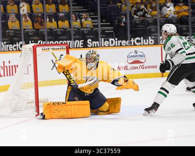 Le 10 avril 2021, Juuse Saros (74 ans), gardien des Nashville Predators, bloque le tir de Roope Hintz (24 ans), l'aile gauche des Dallas Stars, lors de la deuxième période entre les Dallas Stars et les Nashville Predators à Bridgestone Arena à Nashville Tennessee. (Crédit photo obligatoire : Steve Roberts/CSM)(crédit image : &copy ; Steve Roberts/Cal Sport Media/CSM via ZUMA Wire) Banque D'Images