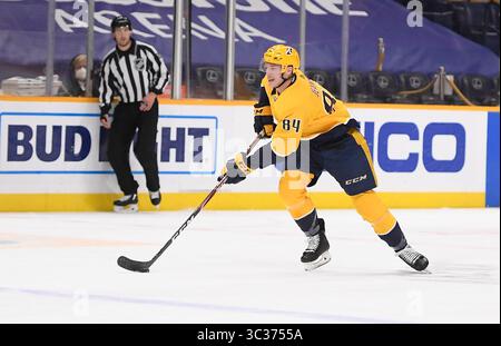 Le 10 avril 2021, les Predators de Nashville quittent l'aile Tanner Jeannot (84 ans) qui patine contre les Stars de Dallas lors de la première période entre les Stars de Dallas et les Predators de Nashville au Bridgestone Arena à Nashville Tennessee. (Crédit photo obligatoire : Steve Roberts/CSM)(crédit image : &copy ; Steve Roberts/Cal Sport Media/CSM via ZUMA Wire) Banque D'Images