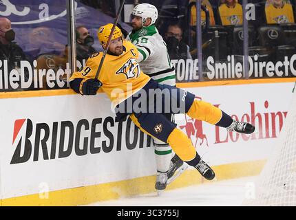 Le 10 avril 2021, l'aile gauche des Stars de Dallas Blake Comeau (15 ans) vérifie le défenseur des Nashville Predators Roman Josi (59 ans) pendant la deuxième période entre les Stars de Dallas et les Predators de Nashville à Bridgestone Arena à Nashville Tennessee. (Crédit photo obligatoire : Steve Roberts/CSM)(crédit image : &copy ; Steve Roberts/Cal Sport Media/CSM via ZUMA Wire) Banque D'Images