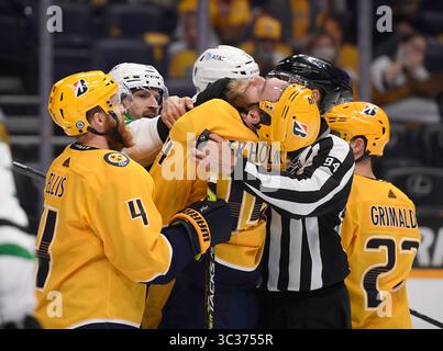 Le 10 avril 2021, Blake Comeau (15 ans), l'aile gauche des Stars de Dallas, s'empare du défenseur des Predators de Nashville, Mattias Ekholm (14 ans), lors de la deuxième période entre les Stars de Dallas et les Predators de Nashville, au Bridgestone Arena de Nashville, Tennessee. (Crédit photo obligatoire : Steve Roberts/CSM)(crédit image : &copy ; Steve Roberts/Cal Sport Media/CSM via ZUMA Wire) Banque D'Images