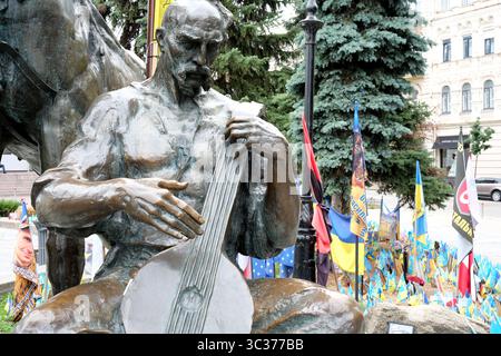 Un hommage solennel avec une statue de bronze, rendant hommage sur la place animée de Kiev. Banque D'Images