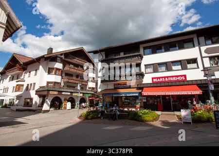OBERSTDORF, ALLEMAGNE - 17 JUILLET 2025 : scène de rue animée à Oberstdorf, dans les Alpes bavaroises Banque D'Images