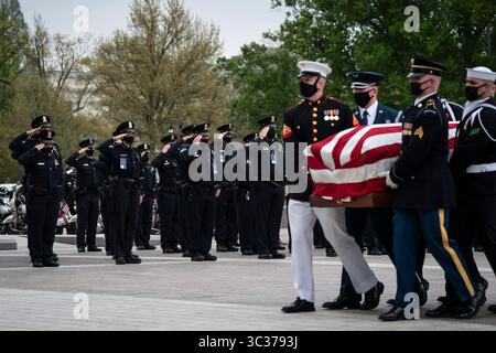 13 avril 2021, Washington, District of Columbia, États-Unis : WASHINGTON, DC - 13 AVRIL : le cercueil de l'officier de police du Capitole William ''Billy'' Evans arrive à l'honneur sur Capitole le mardi 13 avril 2021 à Washington, DC (image crédit : © Jabin Botsford - Pool via CNP/CNP via ZUMA Wire) Banque D'Images