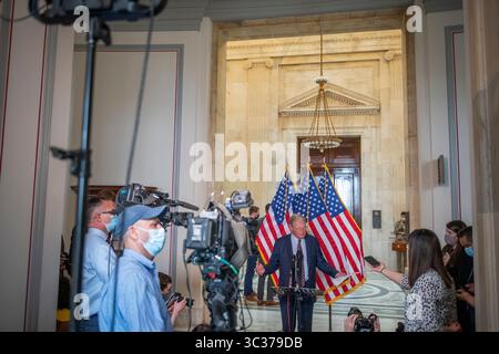 13 avril 2021, Washington, District of Columbia, États-Unis : le sénateur américain Jim Inhofe (républicain d'Oklahoma) répond brièvement aux questions des journalistes après le déjeuner du GOP dans le Russell Senator Office Building à Washington, DC, le mardi 13 avril 2021. Crédit : Rod Lamkey / CNP (crédit image : © Rod Lamkey - CNP/CNP via ZUMA Wire) Banque D'Images