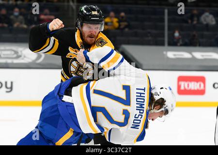 13 avril 2021 : le défenseur des Bruins de Boston Kevan Miller (86 ans) se bat contre l'aile droite des Sabres de Buffalo Tage Thompson (72 ans) lors du match de la LNH entre les Sabres de Buffalo et les Bruins de Boston qui s'est tenu au TD Garden, à Boston, Mass. Eric Canha/CSM(image de crédit : &copy ; Eric Canha/CSM via ZUMA Wire) Banque D'Images