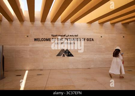 Gizeh, Egypte, 17 juillet 2025 : les touristes réservent des billets au Centre des visiteurs pour explorer les pyramides de Gizeh près du Caire, l'une des sept merveilles antiques Banque D'Images