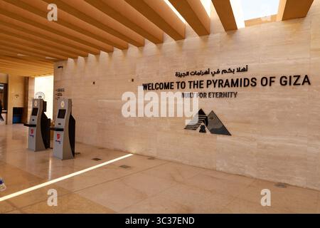 Gizeh, Egypte, 17 juillet 2025 : les touristes réservent des billets au Centre des visiteurs pour explorer les pyramides de Gizeh près du Caire, l'une des sept merveilles antiques Banque D'Images
