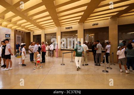 Gizeh, Egypte, 17 juillet 2025 : les touristes réservent des billets au Centre des visiteurs pour explorer les pyramides de Gizeh près du Caire, l'une des sept merveilles antiques Banque D'Images