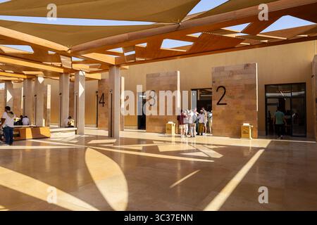 Gizeh, Egypte, 17 juillet 2025 : les touristes réservent des billets au Centre des visiteurs pour explorer les pyramides de Gizeh près du Caire, l'une des sept merveilles antiques Banque D'Images