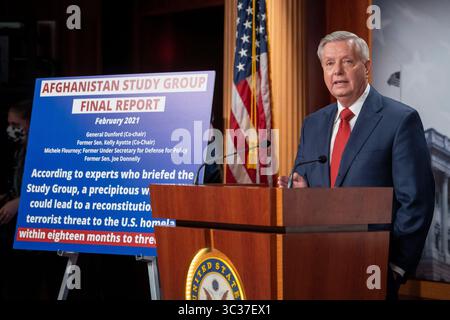 14 avril 2021, Washington, District de Columbia, États-Unis : la sénatrice des États-Unis Lindsey Graham (républicaine de Caroline du Sud) tient une conférence de presse concernant le plan du président Joe Bidenâ™ de retirer les troupes américaines d'Afghanistan, au Capitole des États-Unis à Washington, DC, le mercredi 14 avril 2021. Crédit : Rod Lamkey / CNP (crédit image : © Rod Lamkey - CNP/CNP via ZUMA Wire) Banque D'Images